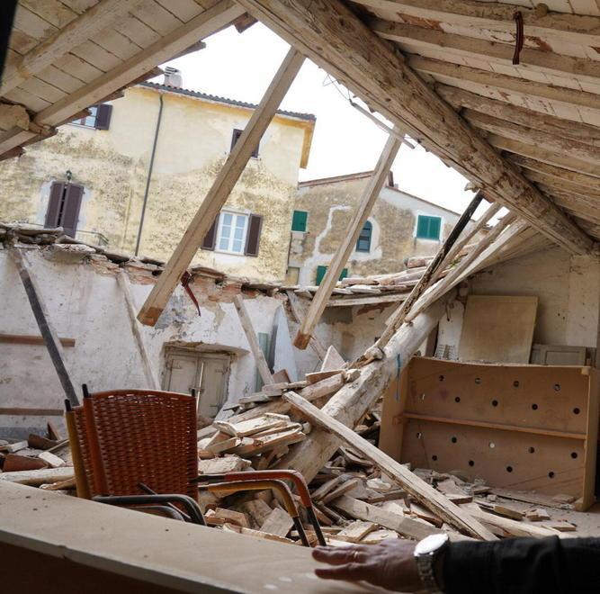 Boato e paura nel cuore del paese, crolla il tetto della storica casa del popolo 