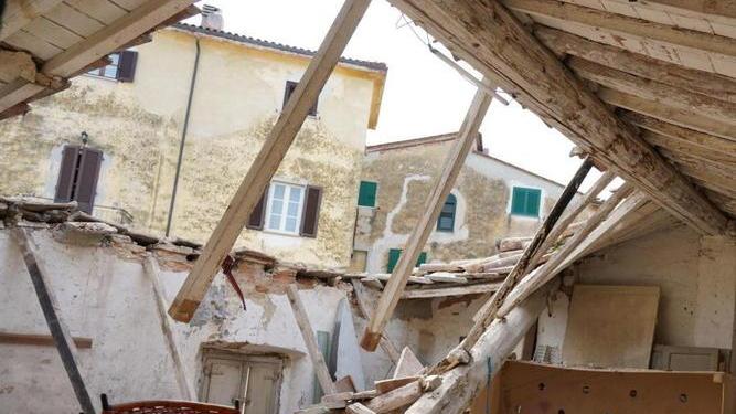 Boato e paura nel cuore del paese, crolla il tetto della storica casa del popolo