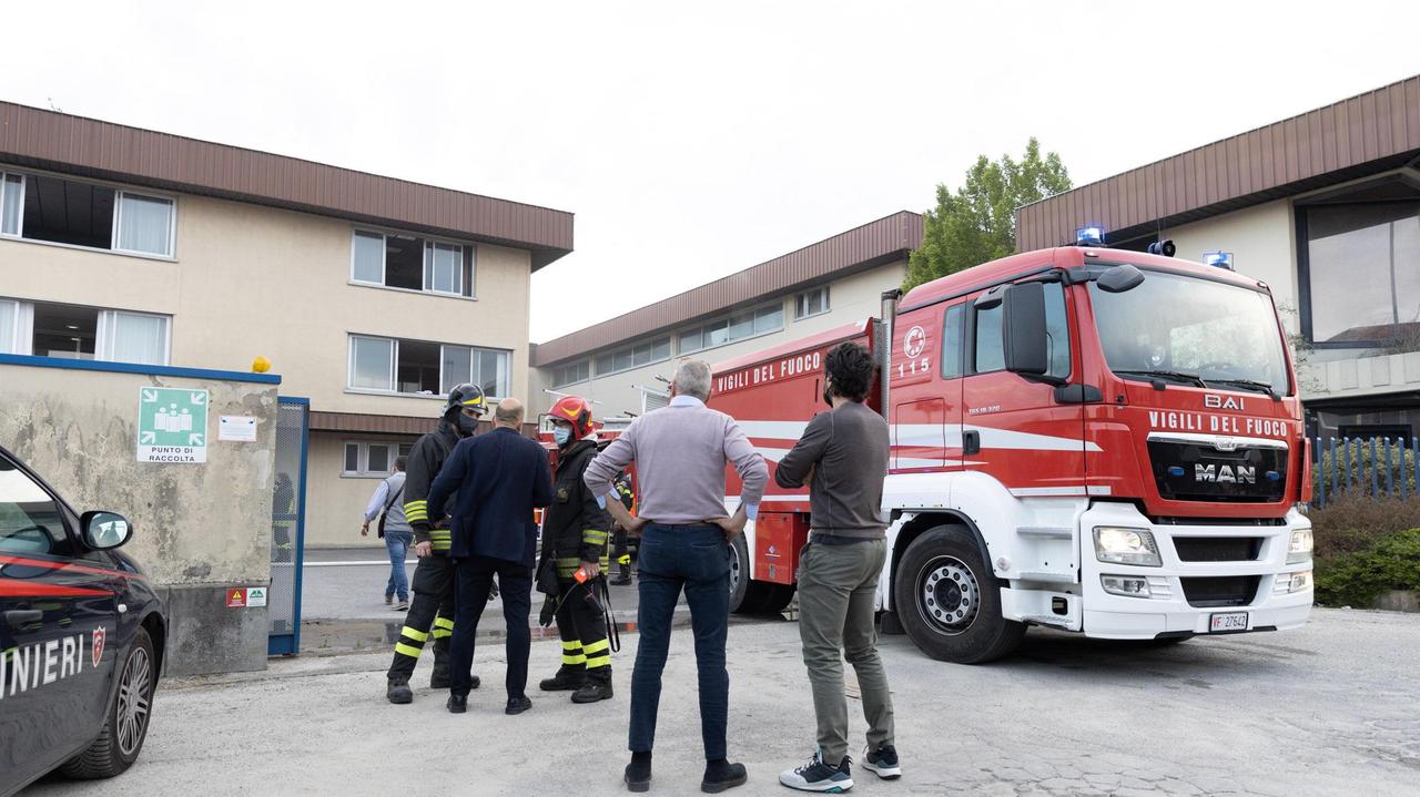 L’intervento dei vigili del fuoco alla Ekart (foto Nucci)