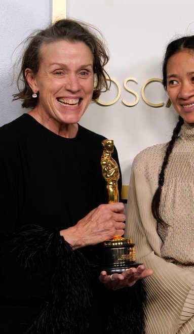 Freddi, solitari, strani Oscar La notte senza lustrini incorona la Zhao e Hopkins