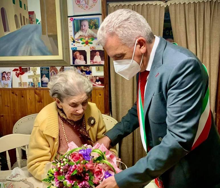 Vienna brinda per suoi 101 anni con il sindaco Onorata la promessa fatta durante il lockdown
