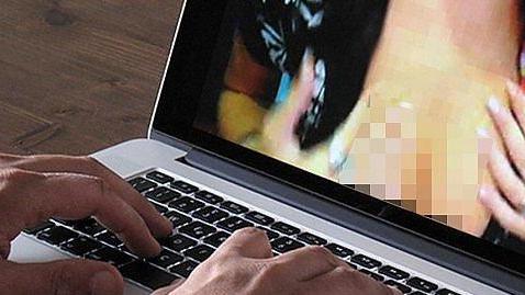 Ricatto sessuale contro l’ex: «Torna o pubblico i video»