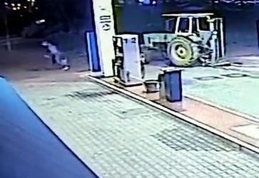 Ladro-trattorista maldestro fallisce l’assalto al distributore 