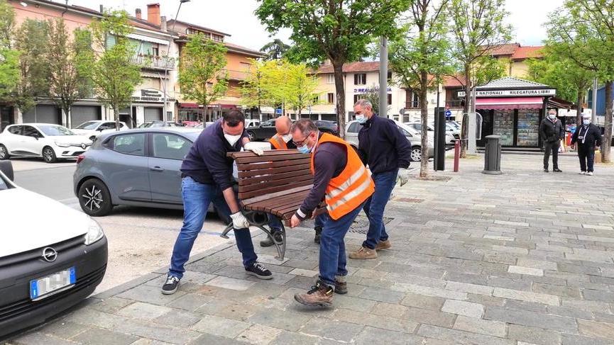 Riportate in piazza dopo due mesi le tredici panchine