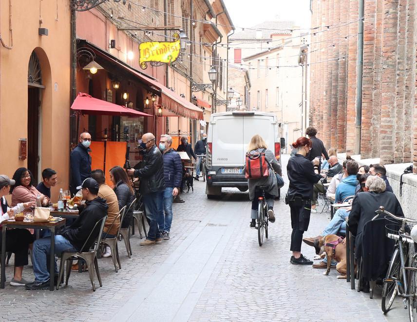 Baristi e ristoratori alla prova aperture «Bene per iniziare ma via il coprifuoco» 