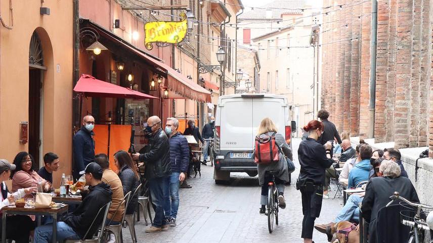 Baristi e ristoratori alla prova aperture «Bene per iniziare ma via il coprifuoco»