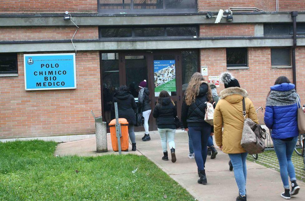 Unife, esami scritti in presenza Didattica mista, lauree a distanza 