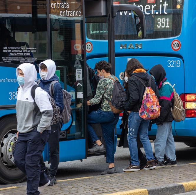 Da ieri in aula al 70% Controlli alle fermate