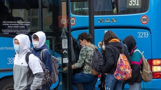 Da ieri in aula al 70% Controlli alle fermate