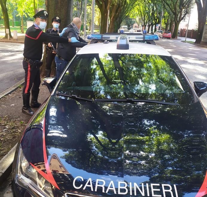 Coinvolto in incidente aggredisce i carabinieri con calci e spintoni 