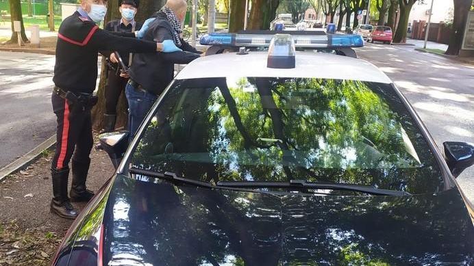 Coinvolto in incidente aggredisce i carabinieri con calci e spintoni