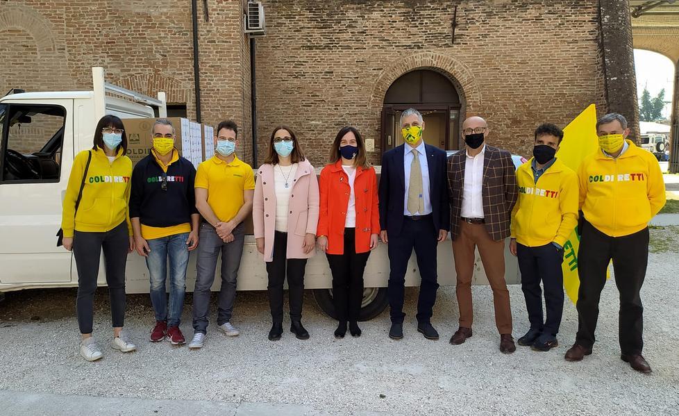 Pacchi spesa per le famiglie Il dono di Coldiretti al Comune 