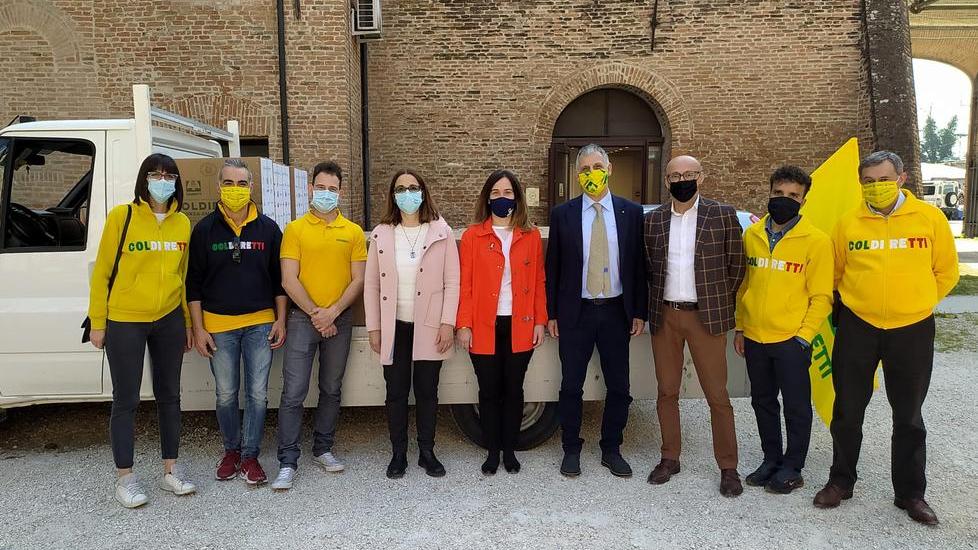Pacchi spesa per le famiglie Il dono di Coldiretti al Comune