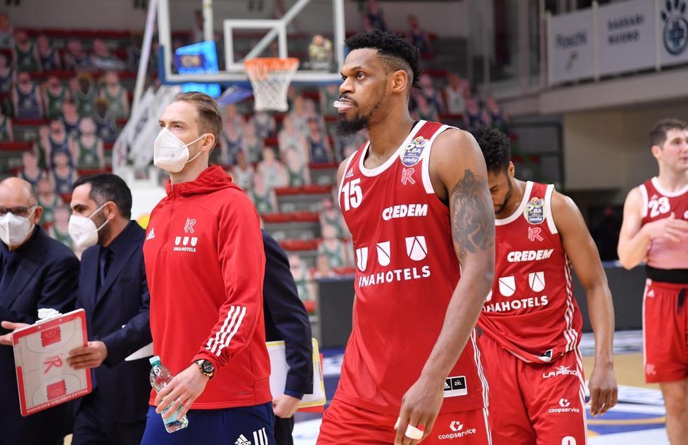 Cellulari banditi dalla panchina il team fa festa solo nel tunnel