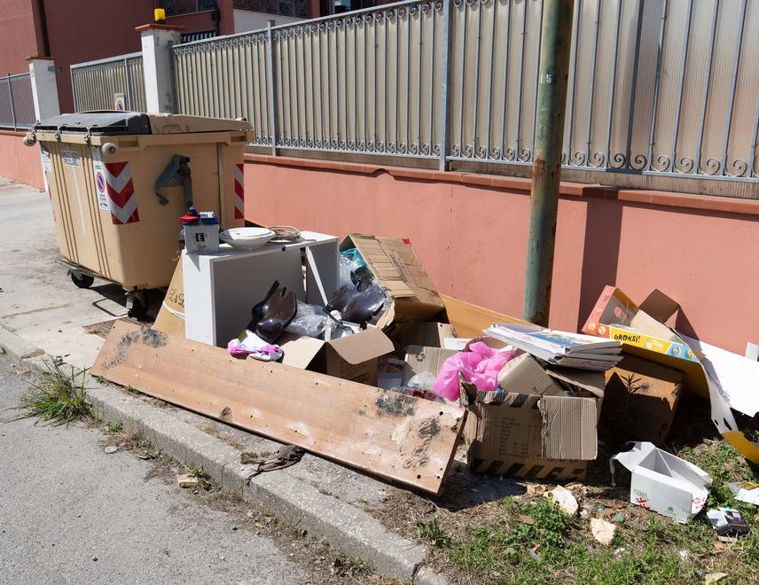 Rifiuti abbandonati, un flagello Clara: «Serve più senso civico» 