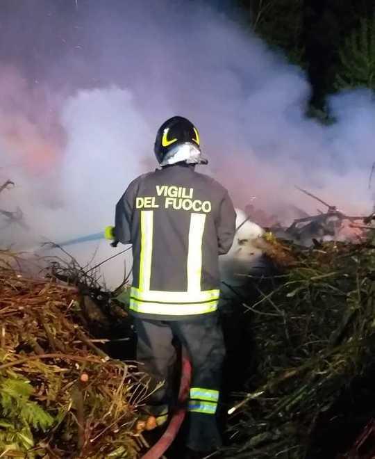 Incendio alla catasta di serramenti in legno 
