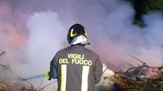 Incendio alla catasta di serramenti in legno