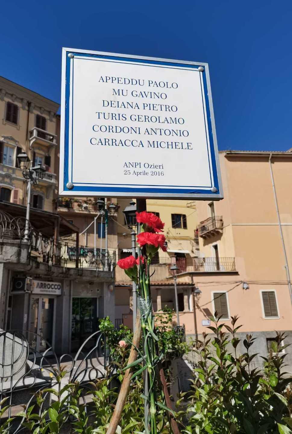 Mazzi di garofani per onorare i partigiani