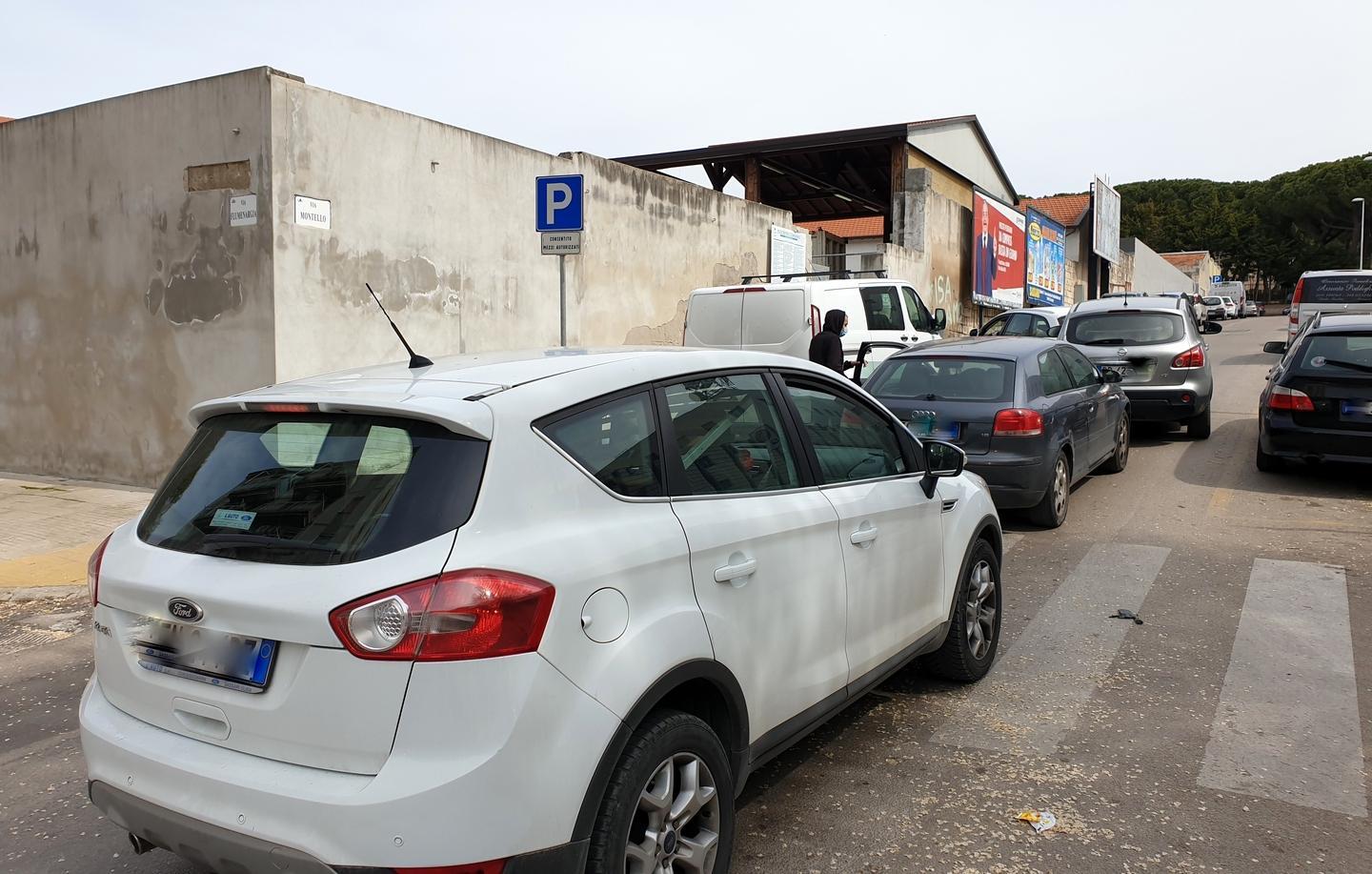 Fila di auto all’Ecocentro ambulanza bloccata 