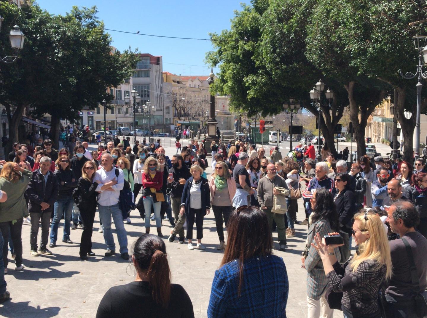 A Cagliari balli e canti dei negazionisti in piazza 
