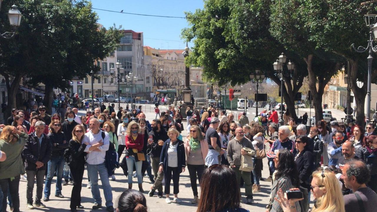 A Cagliari balli e canti dei negazionisti in piazza