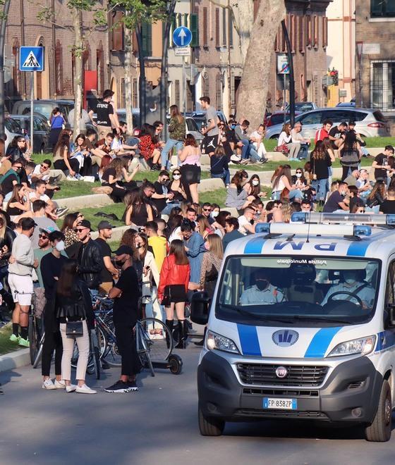 Ferrara, incubo weekend in piazza Ariostea. Più controlli e alcol vietato 