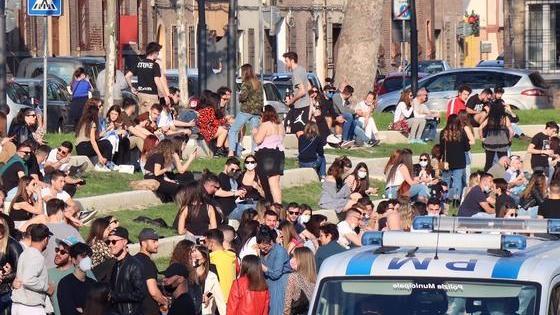 Ferrara, incubo weekend in piazza Ariostea. Più controlli e alcol vietato