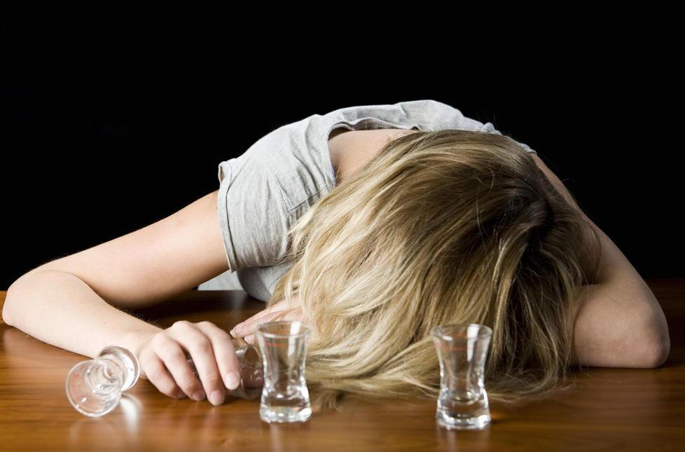 Ferrara, con la pandemia ad ammalarsi è anche la mente: più giovani a rischio alcolismo 