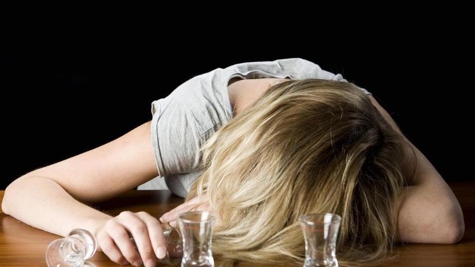 Ferrara, con la pandemia ad ammalarsi è anche la mente: più giovani a rischio alcolismo