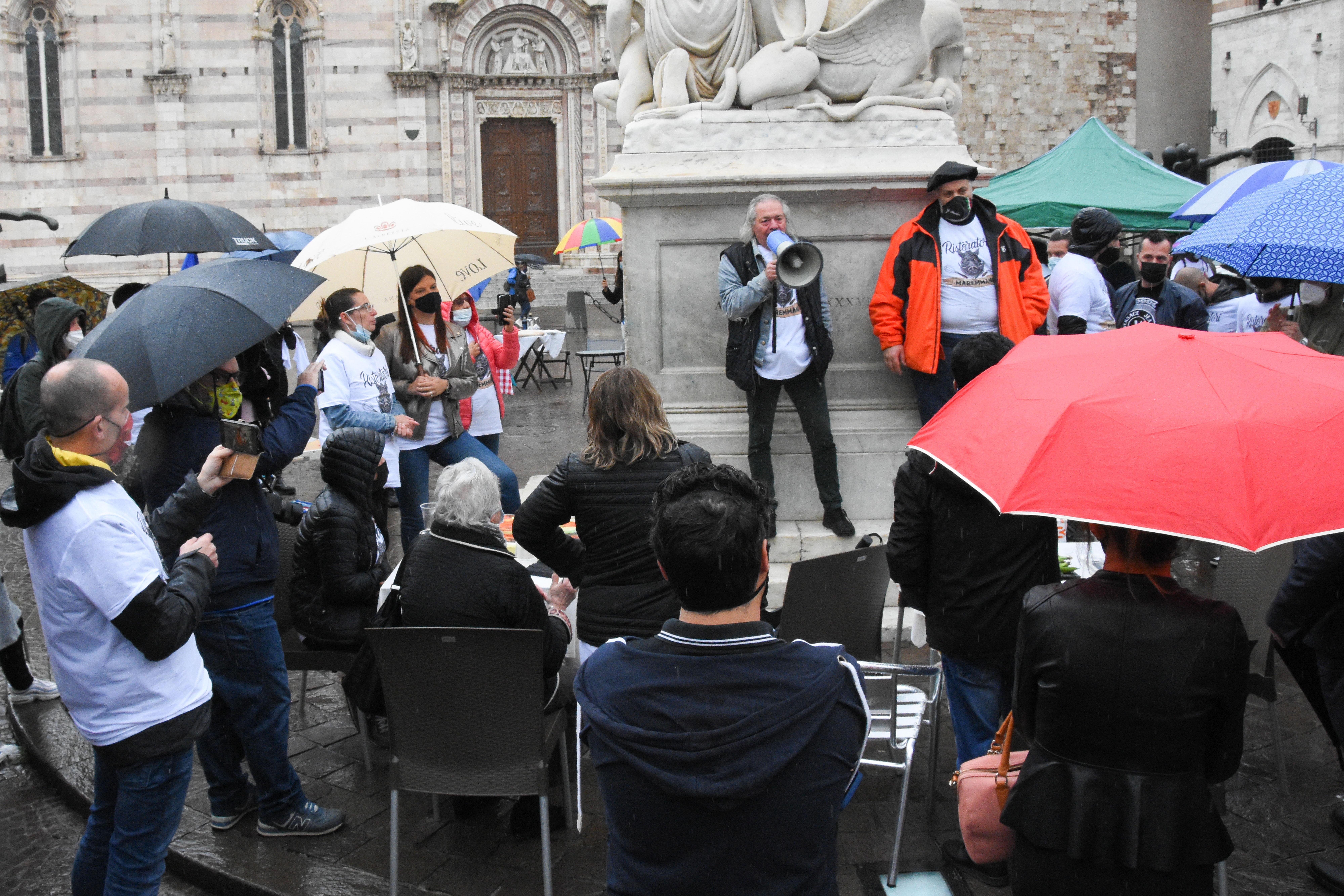 I ristoratori tornano in piazza: «Il coprifuoco almeno alle 24» 