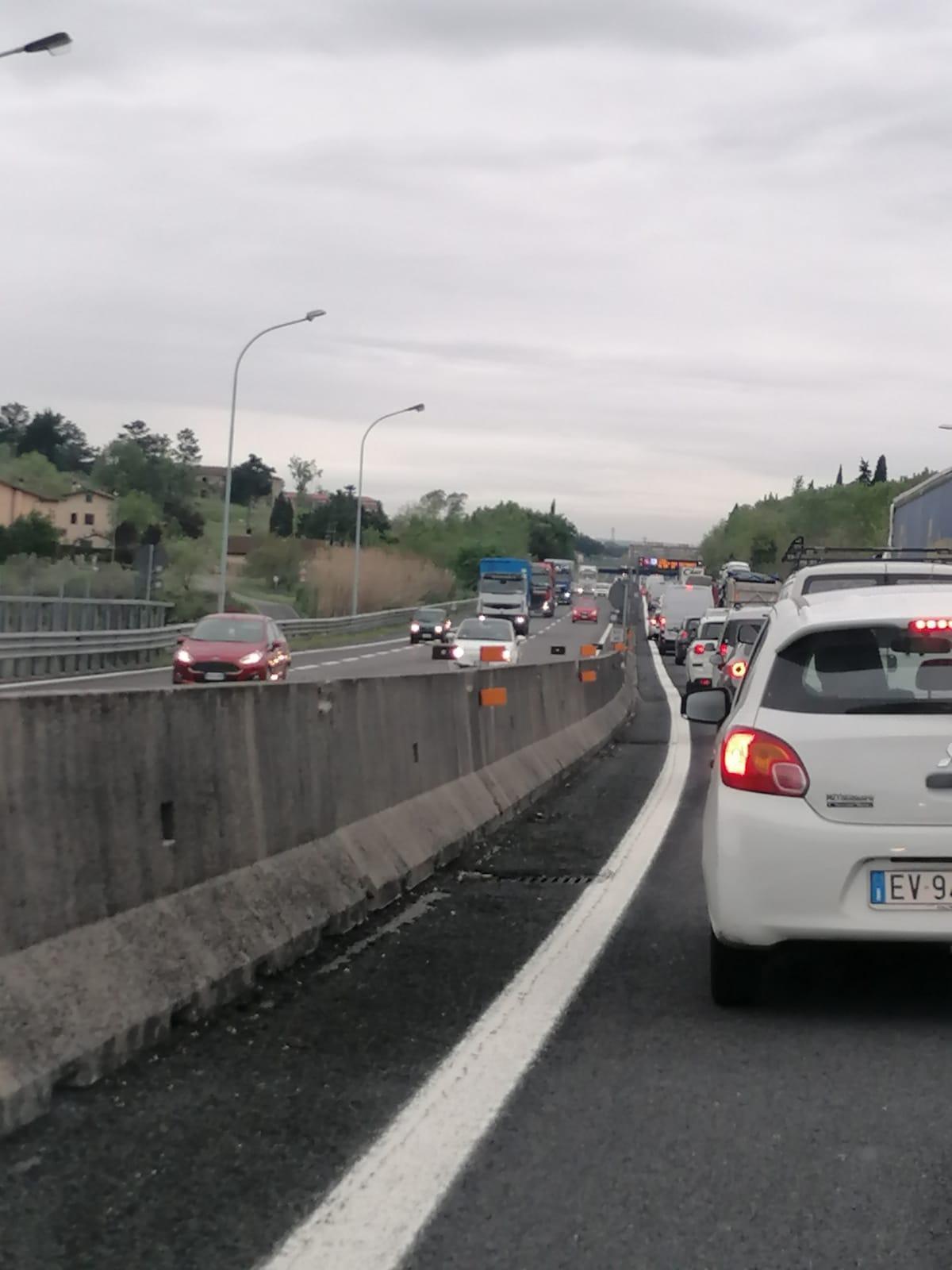 Code sull'autostrada Firenze-mare per il suicidio di una donna che si è gettata da un cavalcavia