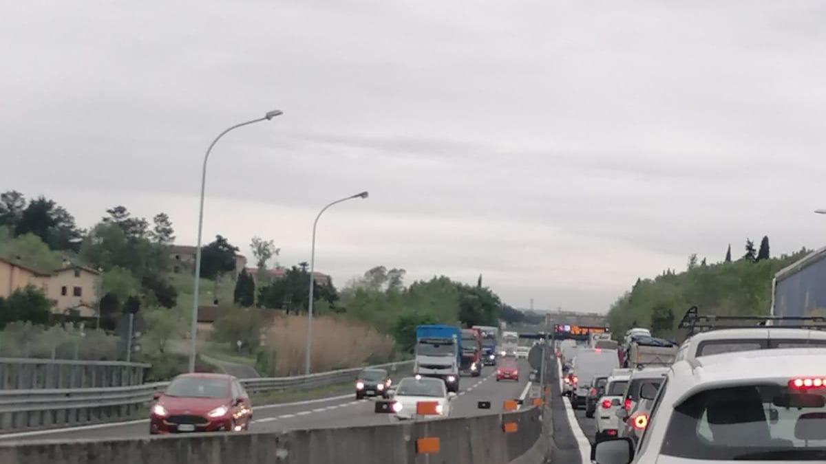 Code sull'autostrada Firenze-mare per il suicidio di una donna che si è gettata da un cavalcavia