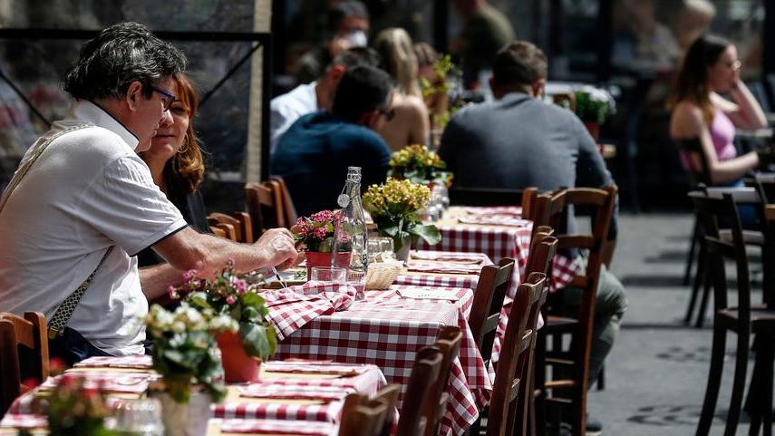 Si riparte: centinaia di posti negli alberghi, nei villaggi e nei ristoranti