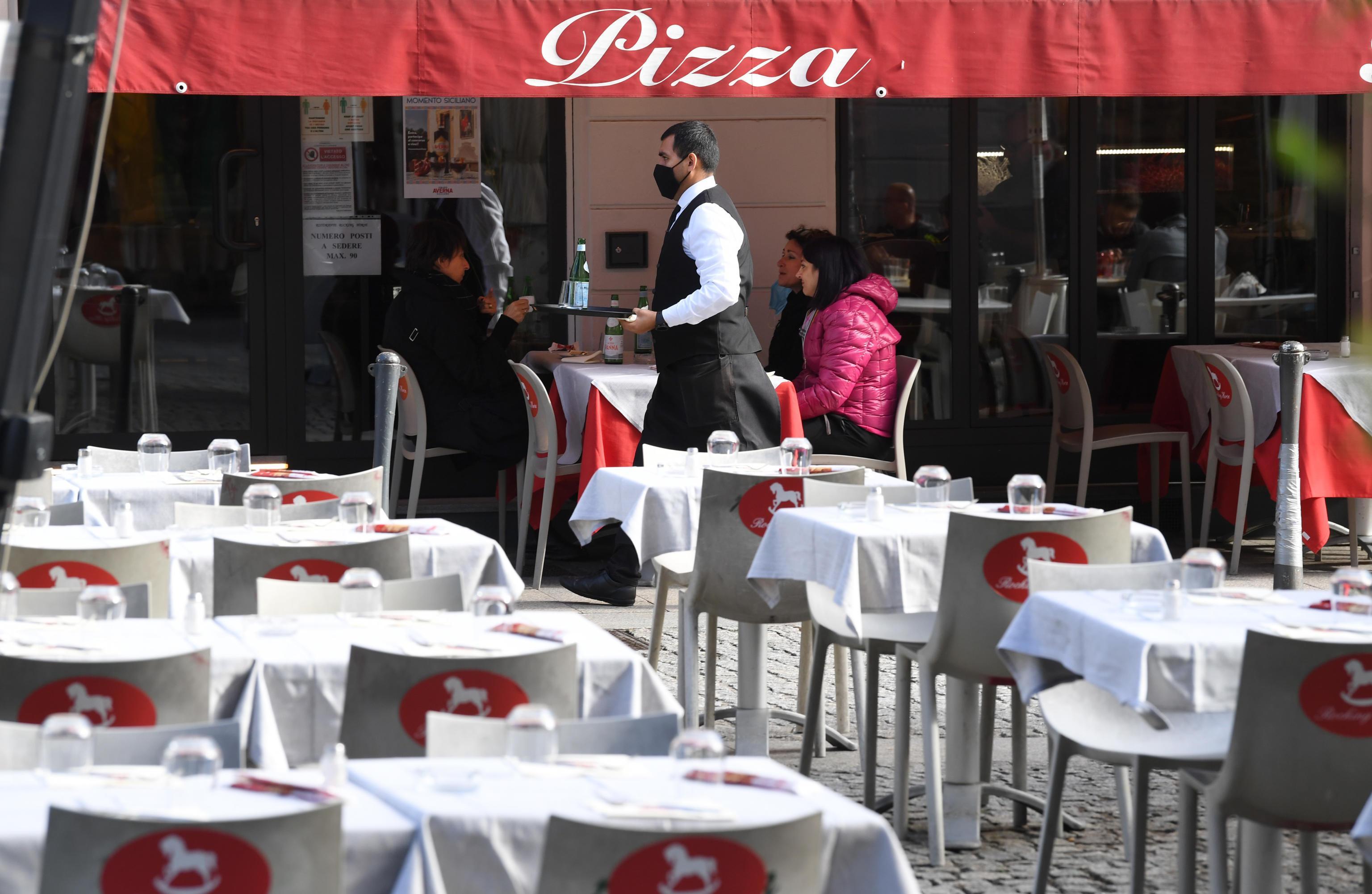 Confartigianato sarda: "Posticipare chiusure bar e ristoranti alle 23"