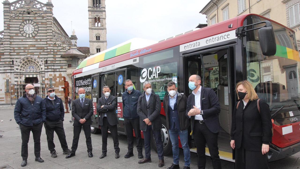 La presentazione del bus elettrico in piazza del Duomo