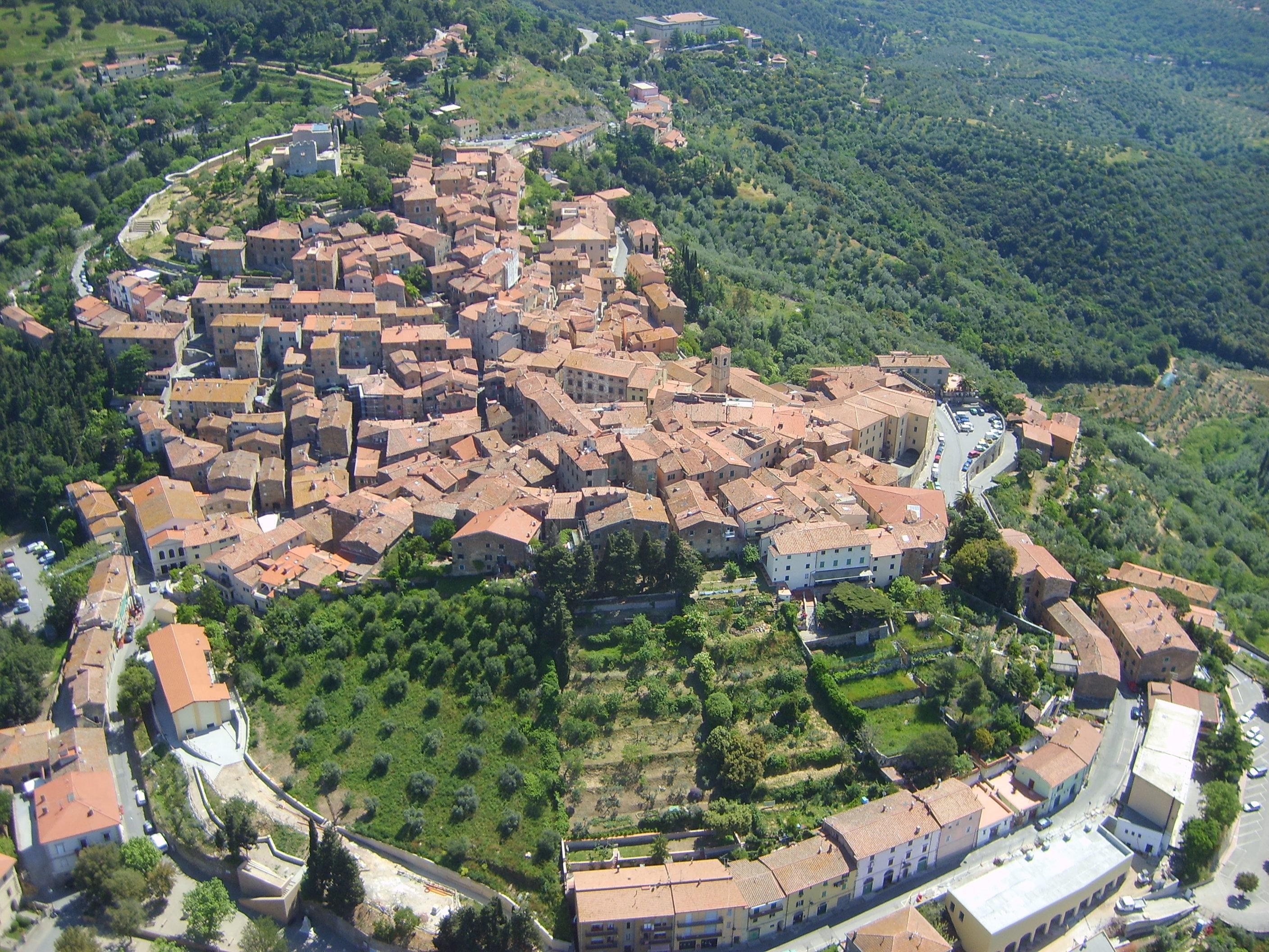 Una veduta aerea di Campiglia Marittima