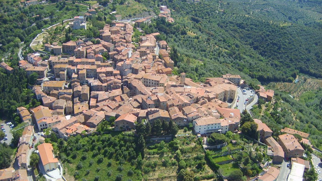 Una veduta aerea di Campiglia Marittima