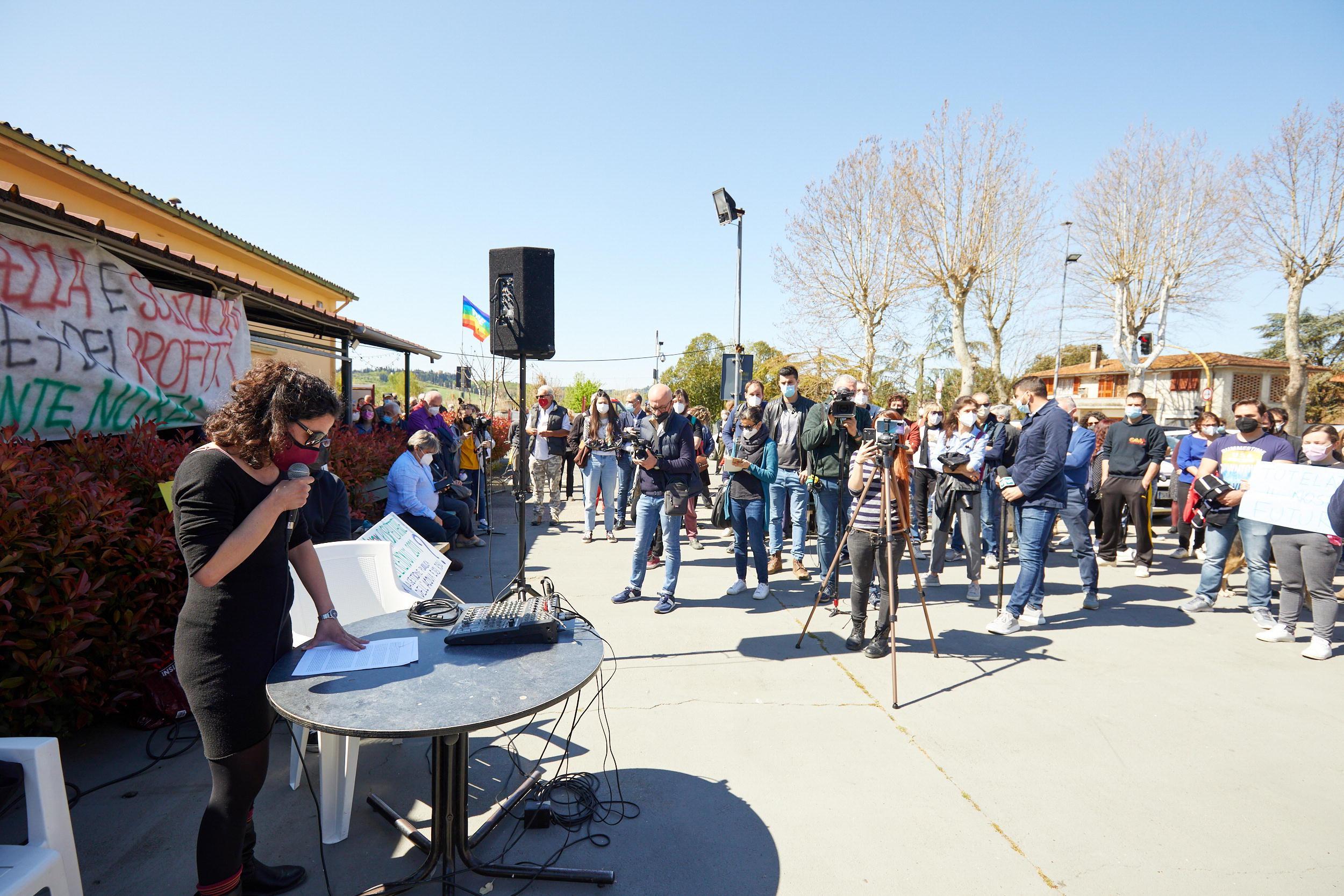 La manifestazione di fronte alla casa del popolo di Sant’Andrea (foto Carlo Sestini)