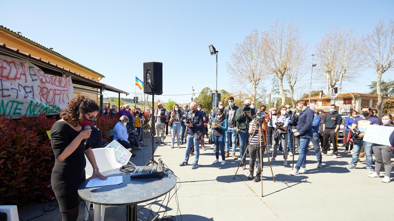 La manifestazione di fronte alla casa del popolo di Sant’Andrea (foto Carlo Sestini)