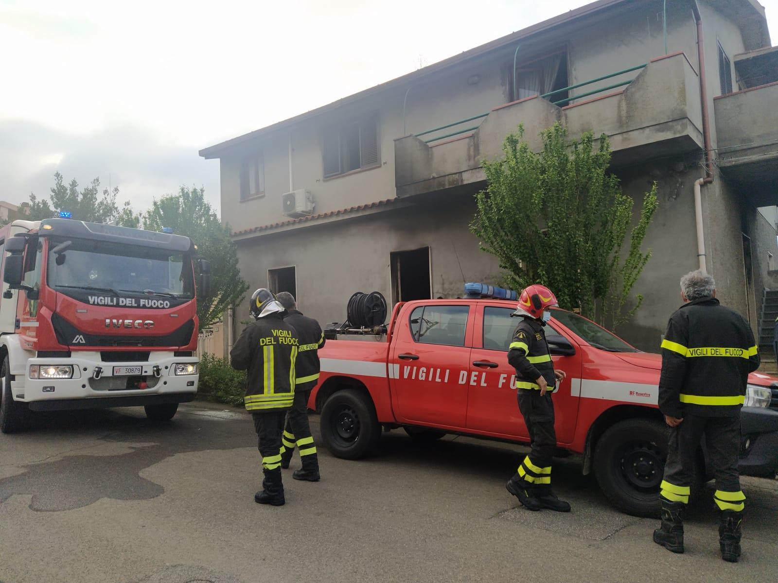 La casa dove è scoppiato l'incendio