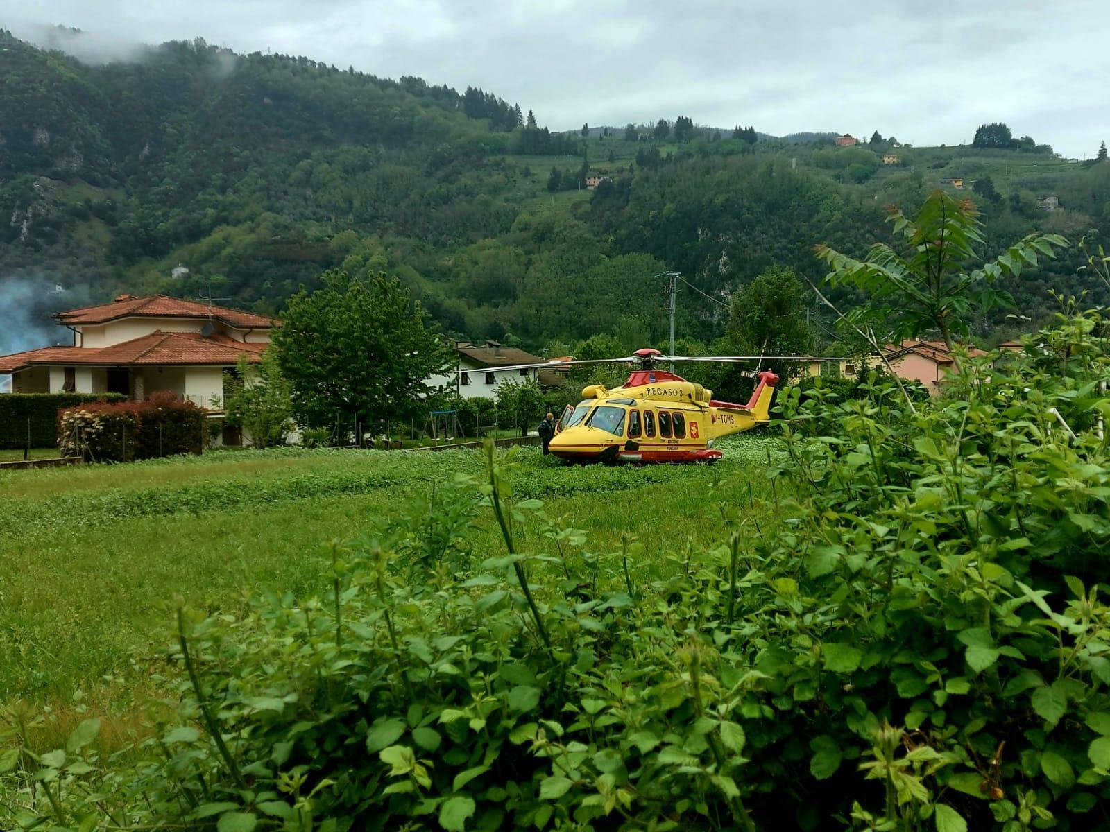 Cade da sei metri di altezza: portato con Pegaso a Cisanello