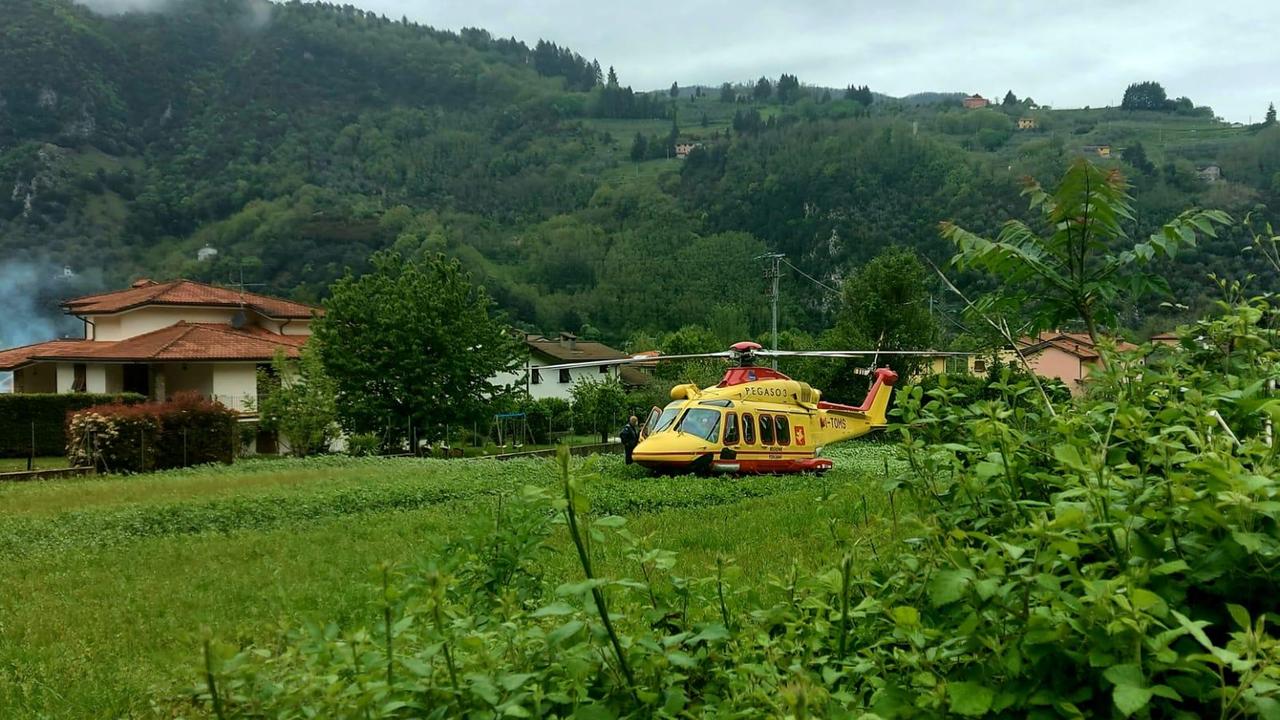 Cade da sei metri di altezza: portato con Pegaso a Cisanello