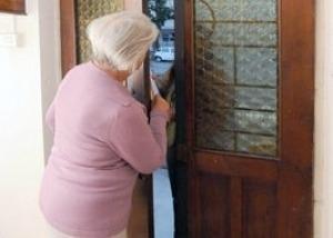 Apre a due giovani false venditrici e viene derubata del portafoglio