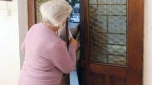 Apre a due giovani false venditrici e viene derubata del portafoglio