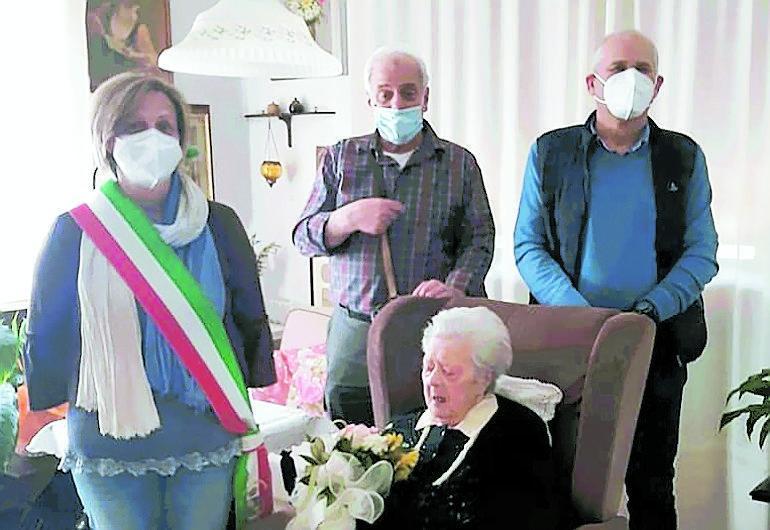 L’abbraccio di Capannoli alla maestra centenaria: «La dolcezza di Delfina è rimasta nel cuore» 