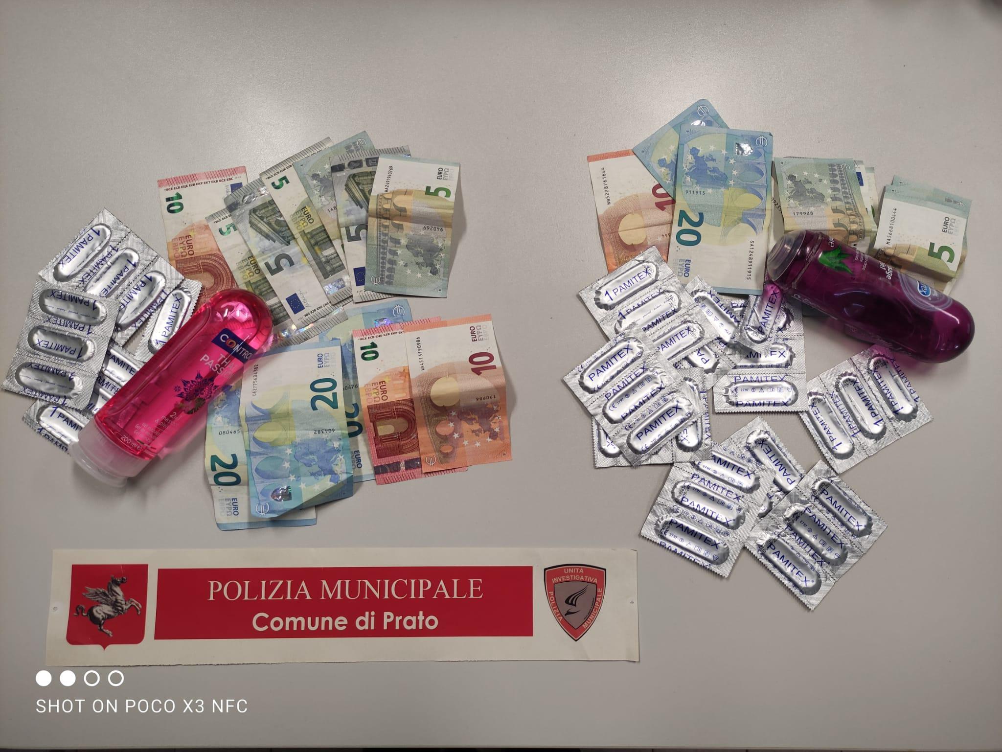 Soldi e preservativi sequestrati nell'appartamento dalla Polizia municipale