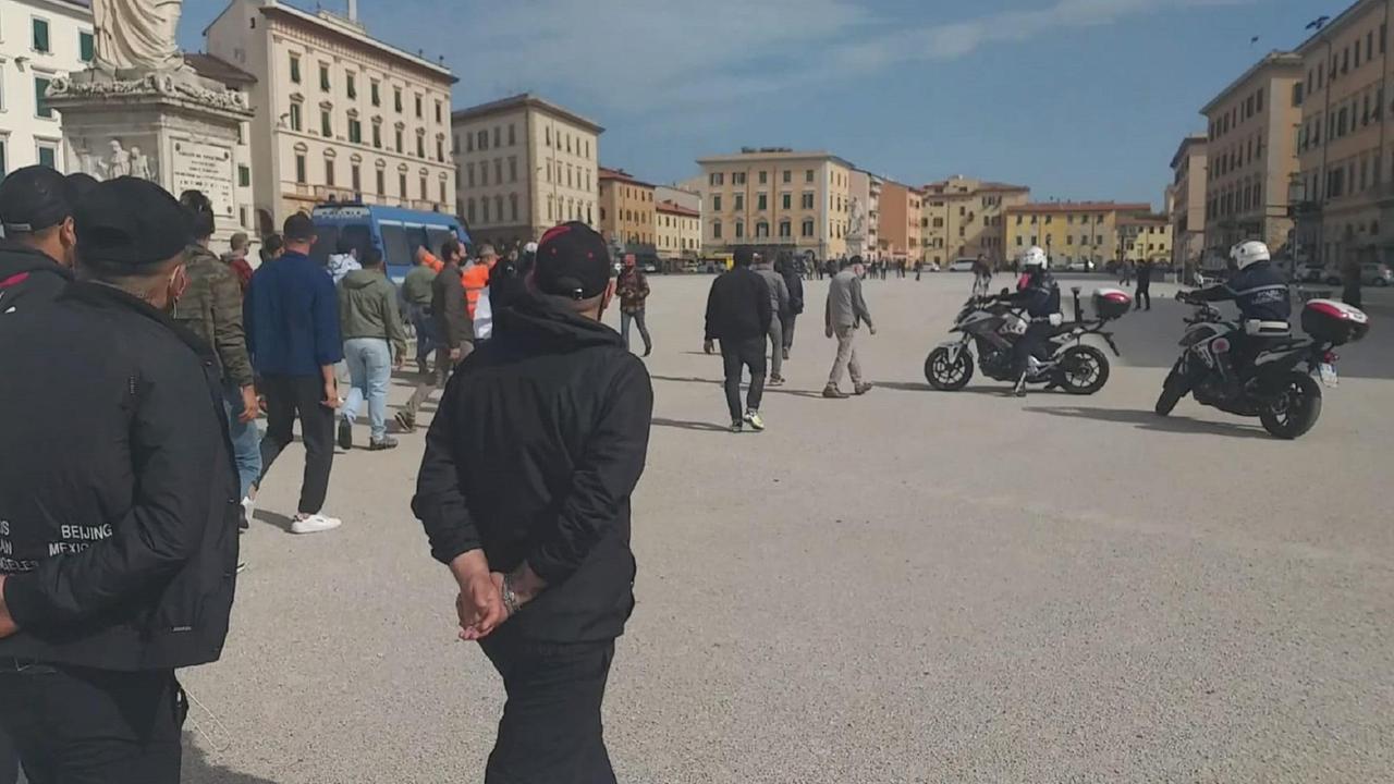 Gli agenti della polizia municipale in piazza della Repubblica durante la manifestazione in nome di Fares Shgater