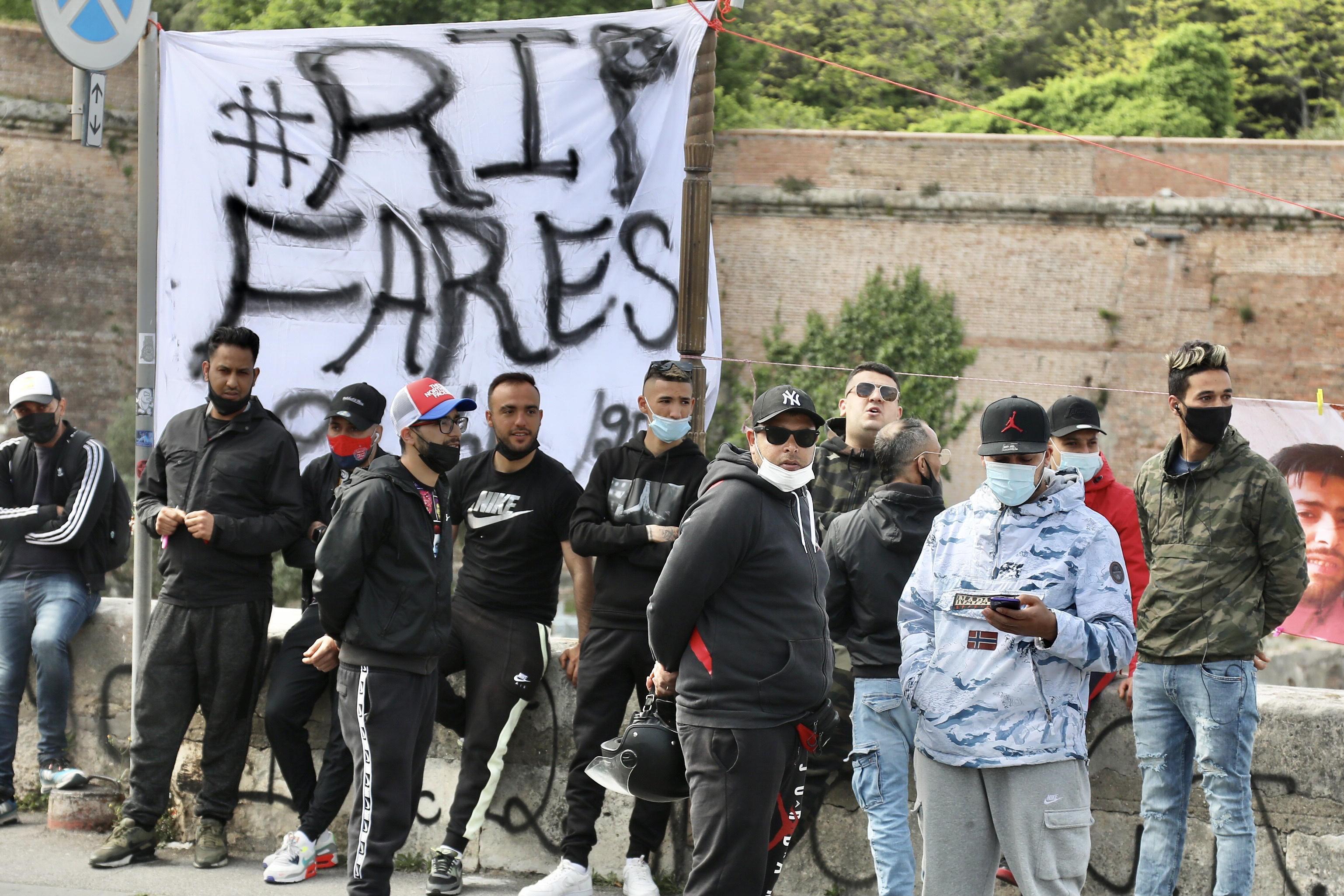 Uno striscione in nome di Fares Shgater prima dei disordini di piazza della Repubblica (foto Marzi)