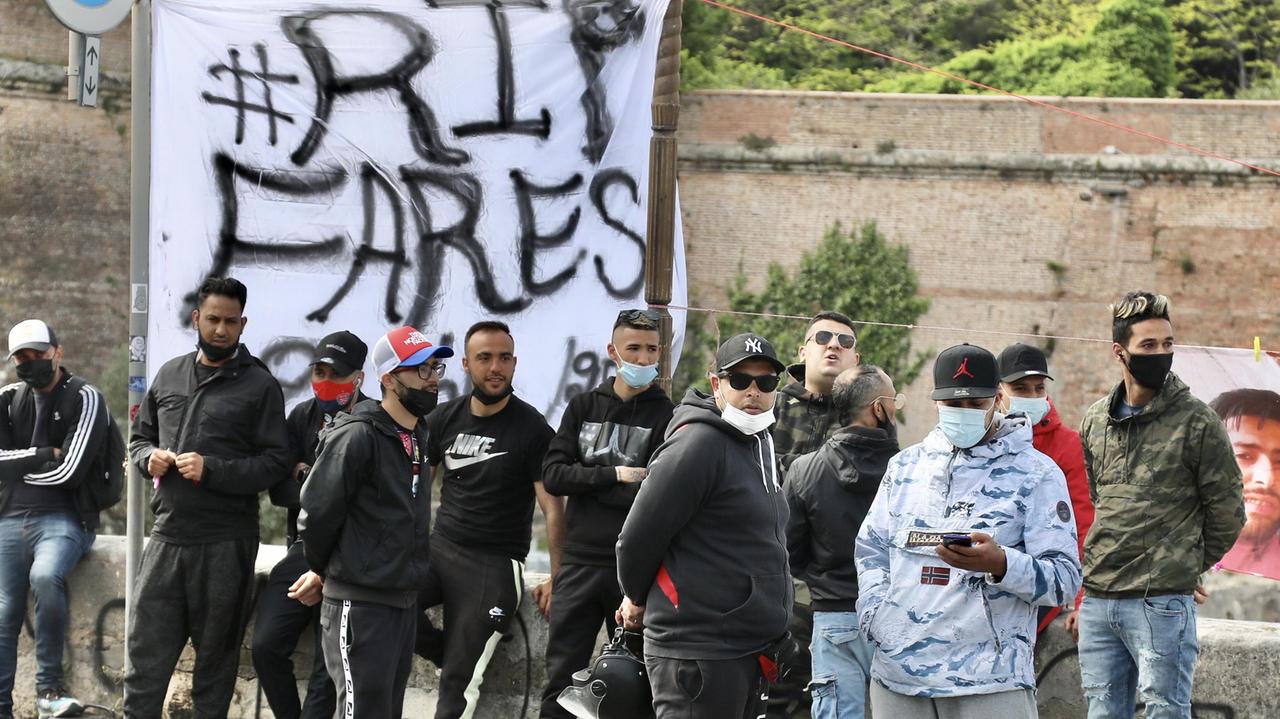 Uno striscione in nome di Fares Shgater prima dei disordini di piazza della Repubblica (foto Marzi)