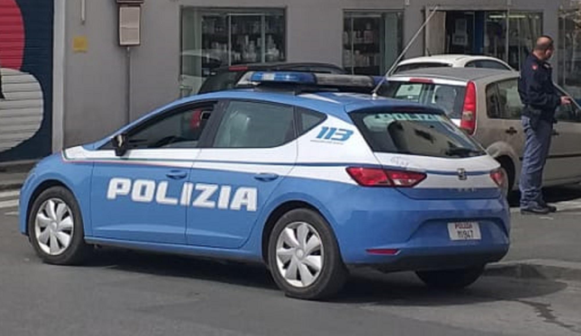 Un agente della Squadra volante della polizia di Stato (foto d'archivio)